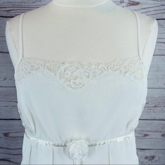 Madison Intimates off white negligee lace petals - Picture 2 of 13